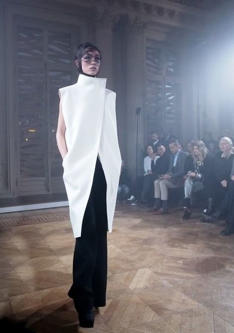 Mode Edgy, Mode Kimono, Gareth Pugh, Futuristic Fashion, Future Fashion, Future Design, White Fashion, Minimal Fashion, Fashion Details