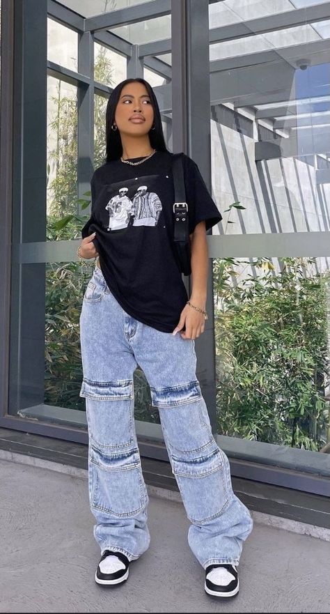 Oversize Shirt And Jeans Outfit, Cargo Jeans And Oversized Shirt, Nike Outfits Women Street Styles, Baggy Jeans And Tee Outfit, Blue Mum Jeans Outfits, Black Baggy Tshirt Outfit, Baggy Jeans Big Shirt Outfit, Blue Cargo Jeans Outfit Aesthetic, Big Shirt Outfits Aesthetic