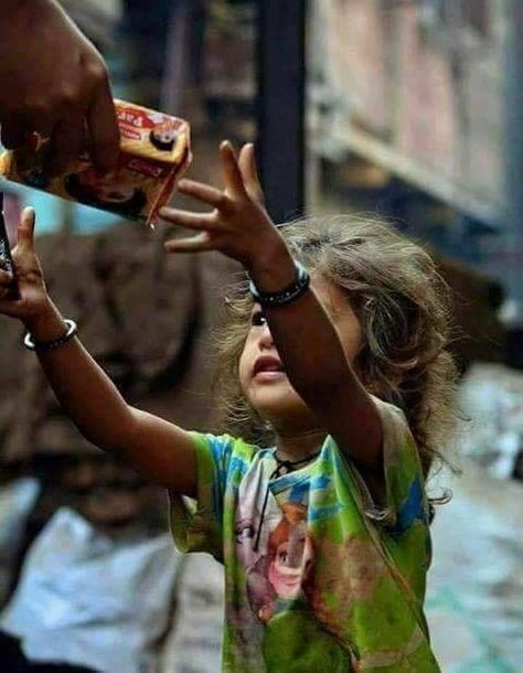 Poor People Food, Lode A Dio, Poverty And Hunger, Help The Poor, Poor Family, Kids Around The World, People Videos, Emotional Photography, Poor Children