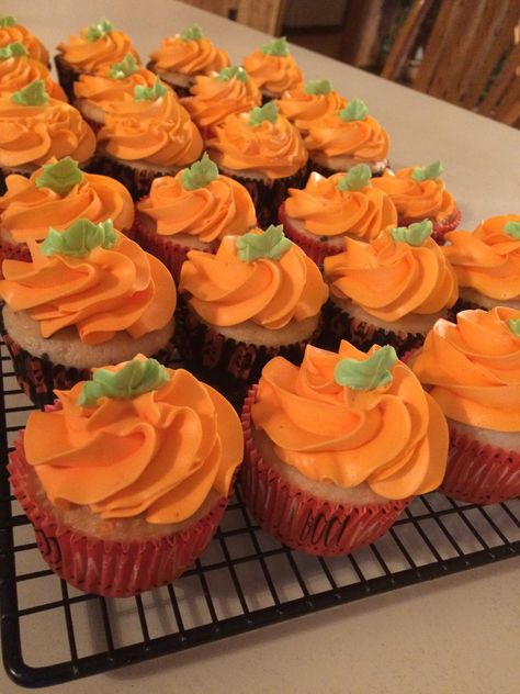 Pumpkin Halloween Cupcakes, Cupcake Pumpkin Decoration, Orange Halloween Snacks, Fall Coloured Cupcakes, Cupcake Fall Decoration, Fun Thanksgiving Cupcakes, Vanilla Cupcake Design, Simple Thanksgiving Cupcakes, October Cupcakes Ideas