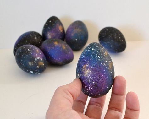 1 Galaxy Easter Eggs, Creative Easter Eggs, Easter Crafts For Adults, Diy Galaxy, Pastel Color Schemes, Easter Bonnet, Easter Egg Designs, Easter Eggs Diy, Modern Crafts