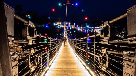 Gatlinburg Tennessee Christmas, Gatlinburg Christmas, Christmas Vacation Destinations, Tennessee Christmas, Places Bucket List, Mountain Christmas, Great Vacation Spots, Mountains Aesthetic, 16 Party Ideas