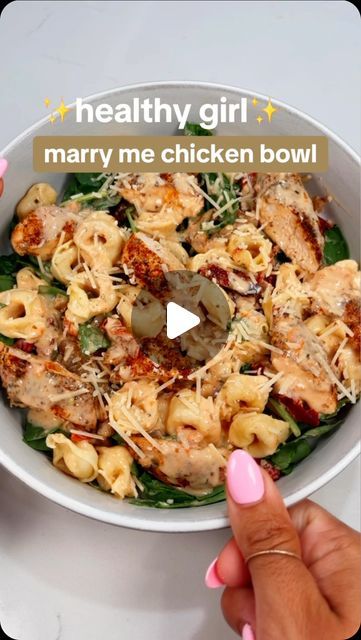 MaKayla Kim Thomas on Instagram: "Healthy girl meal but make it ✨lazy girl fancy✨ 🤪   This one is great as meal prep OR single serve for the nights when you’re feeding your kids Dino nuggets 😌  Marry Me Chicken Bowl is from balanced bites cookbook ✨   If you’re tired of guessing, spinning your wheels, or prepping food you don’t even enjoy—get all my realistic, easy meals in ONE spot + let’s crush our goals 😼💪🏼 makaylathomas . com   #Mealprep #healthymeals #mealideas #highprotein #lunchideas #dinnerideas #easymeals #marrymechicken" Dino Nuggets, Marry Me Chicken, Healthy High Protein Meals, Easy Healthy Meal Prep, Macro Meals, Chicken Bowl, The Nights, Healthy Girl, Lunch Meal Prep