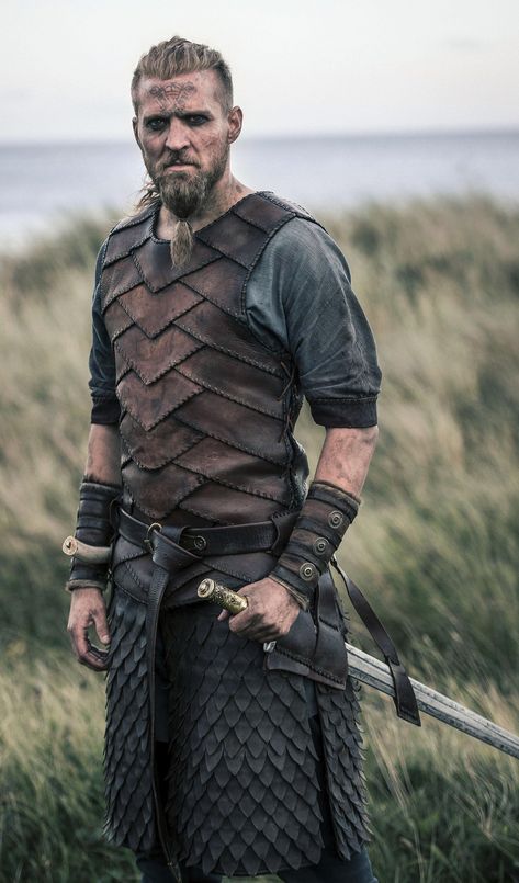 Tobias Santelmann as Ragnar in The Last Kingdom Season 2 Tobias Santelmann, Viking Outfit, Escudo Viking, Viking Cosplay, Last Kingdom, Viking Armor, Viking Men, Viking Life, Viking Costume