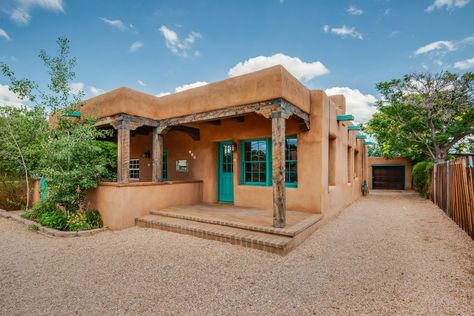 Santa Fe House Exterior, Adobe Style Homes Exterior, Santa Fe Style Homes Exterior, Southwest Home Exterior, Southwest Home Design, Pueblo Architecture, Small Open Floor Plan, Mud Homes, Santa Fe House