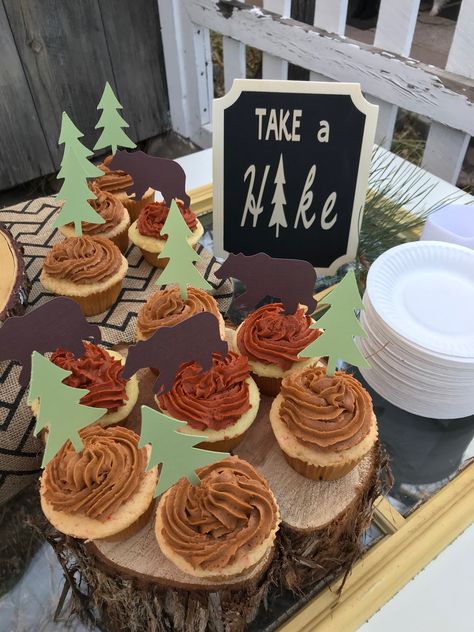 Take a Hike cupcakes Trail Mix Bar, Tree Cupcakes, Camping Theme Birthday Party, Camping Theme Birthday, Birthday Camping, Nature Party, Lumberjack Birthday, Adventure Baby Shower, Adventure Party