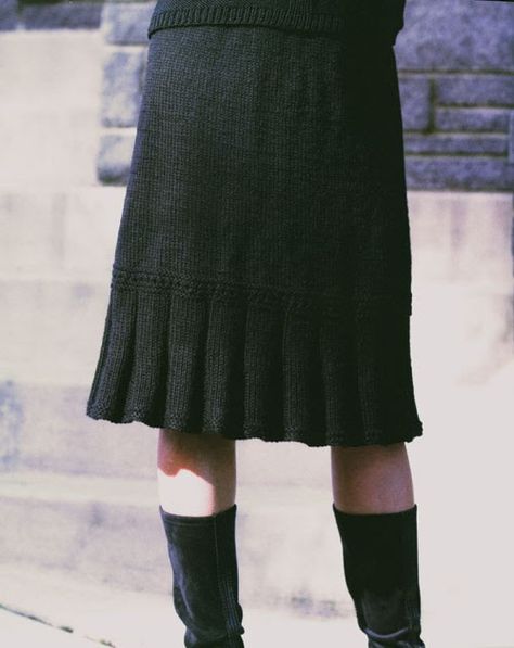 Little Flirt Skirt by Faina Goberstein Knit Skirt Pattern, Crochet Bodycon Dresses, Skirt Pattern Free, Crochet Skirt Pattern, Fall Knitting, Mode Crochet, Crochet Skirts, Winter Skirt, Crochet Skirt