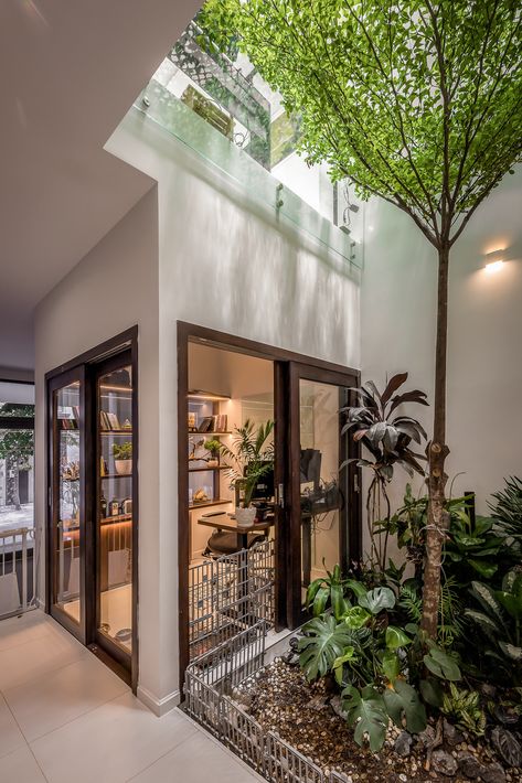 This house is located at a site measuring 5x16m and sandwiched between two existing houses, the facade faces the small street and the back is another house- a typical townhouse in Vietnamese urban. With 3 generations living in, the owner's requirement focuses on private spaces for each member and public spaces to connect all members during family time. Beside, ventilation should be considered. Small Street, Townhouse Interior, Shigeru Ban, Little House Plans, Classic House Exterior, Small House Interior Design, Small Modern Home, Townhouse Designs, Dekorasi Kamar Tidur