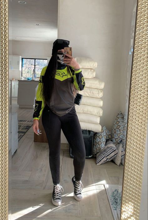 Ruta Outfit Mujer, Motocross Style Women Outfits, Cute Fourwheeling Outfits, Glamis Outfits, Rzr Outfit Women, Motor Cross Outfits, Rzr Riding Outfits, Nina Fresa Outfits, Motocross Girls Outfits