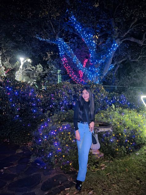 Looking At Christmas Lights Outfit, Christmas Lights Outfit Ideas Winter, Going To See Christmas Lights Outfit, Christmas Lights Poses, Christmas Lights Outfit, Christmas Lights Photoshoot, Trail Of Lights, Trail Outfits, Christmas Instagram Pictures