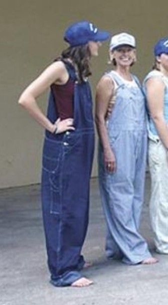 Large Overalls Outfit, Baggy Dungarees Outfit 90s, Oversize Dungarees Outfit, Styling Baggy Overalls, Overalls Outfit Oversized, Baggy Dungarees Outfit Aesthetic, Oversized Denim Overalls, Cute Baggy Overalls, Big Baggy Clothes