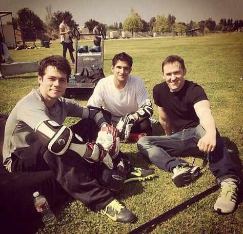 Dylan O'Brien, Tyler Posey and Jeff Davis on the set of 'Teen Wolf' Season 4 Stiles Teen Wolf, Jeff Davis, Teen Wolf Seasons, Teen Wolf Memes, Dylan Sprayberry, Daniel Sharman, Cody Christian, Teen Wolf Dylan