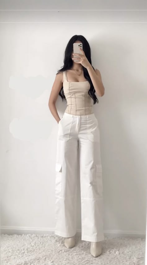 Comfortable Elegant Outfits, White Jumpsuit Outfit Casual, Semi Formal Looks Women, Girly Feminine Outfits, Outfits Elegantes Aesthetic, Feminine Chic Outfits, Elegant Teen Outfits, Expensive Outfits Baddie, Expensive Outfits Classy