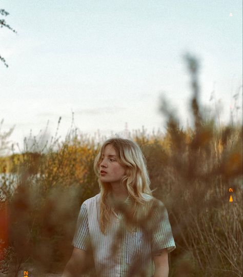 Moody Outdoor Photography, Self Portrait Photography Nature, Edgy Field Photoshoot, Grainy Vintage Photography, Grassy Photoshoot Ideas, Portrait In Field, Grainy Portrait Photography, Film Photography Poses, Indie Portrait Photography