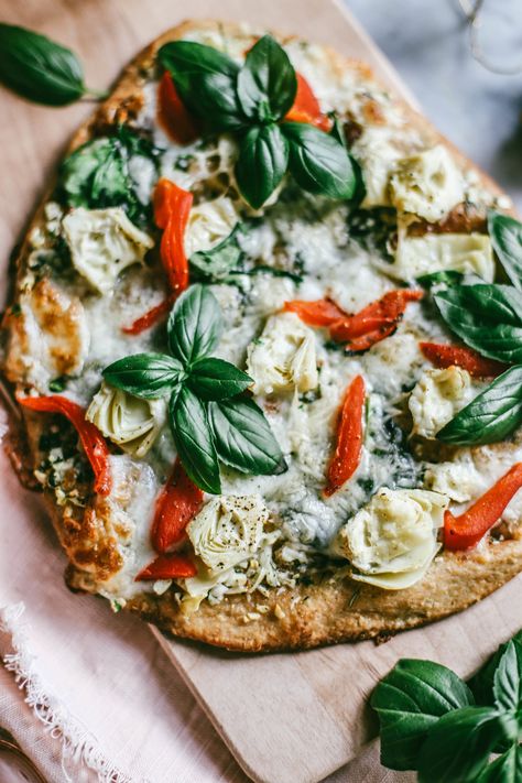 NEW SERIES! At Home Happy Hour: Spinach & Artichoke Naan Pizza & Sparkling Rosé - College Housewife Artichoke Roasted, Pizza Appetizer, Happy Hour Appetizers, Naan Pizza Recipes, Cocktail Recipes For A Crowd, Pizza Appetizers, Pizza Style, Naan Pizza, Flat Breads