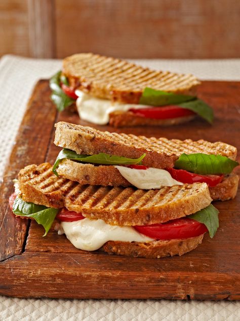 Caprese Panini Grilled Sandwich Recipes, Caprese Panini, Easy Bruschetta Recipe, Grilled Sandwich Recipe, Grilled Sandwiches, Wls Recipes, Easy Sandwich Recipes, Cold Sandwiches, Baked Dinner