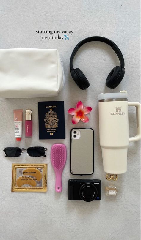 Everyday Bag Essentials, School Bag Essentials, Backpack Essentials, Travel Bag Essentials, Inside My Bag, Purse Essentials, Handbag Essentials, Girls Tote, What's In My Bag