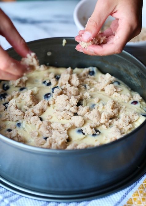 Making Blueberry Muffin cake! Blueberry Muffin Cake Recipe, Strawberry Blueberry Recipes, Blueberry Crumble Cake, Springform Pan Recipes, Blueberry Muffin Cake, Cake Mug, Crumble Cake, Blueberry Desserts, Breakfast Sweets