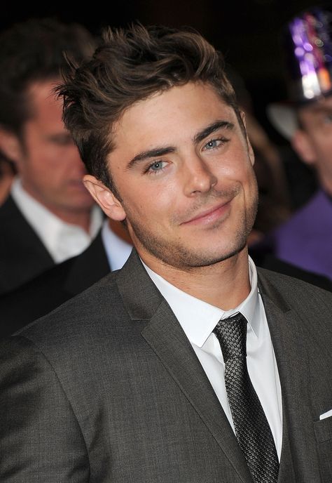 Zac Efron being adorable he's just smirking like, "You know you love me, I'm freaking adorable." Zach Efron, Half Smile, Crooked Smile, A Man In A Suit, Man In A Suit, Cody Christian, Sparkly Eyes, Austin Mahone, The Greatest Showman