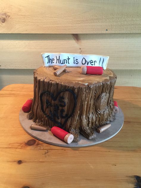 Groom's cake. "The Hunt is Over!" Grooms Cake Hunting, Grooms Cake Tables, Groomsman Cake, Wedding Table Toppers, Wedding Food Table, Camo Wedding Cakes, Hunting Cake, Country Wedding Cakes, Groom Wedding Cakes