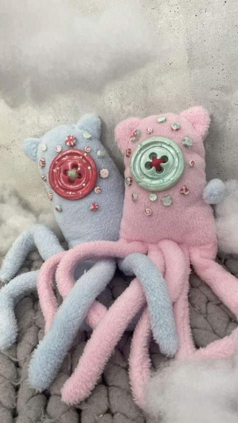 Weird Doll Art, Monster Plushies Diy Patterns, Coraline Doll Sewing Pattern, Coraline Octopus Doll Pattern, Coraline Stuffed Animal, Sewing Ideas Stuffed Animals, Creepy Cute Accessories, Cute Plushies Diy, Sewed Stuffed Animals