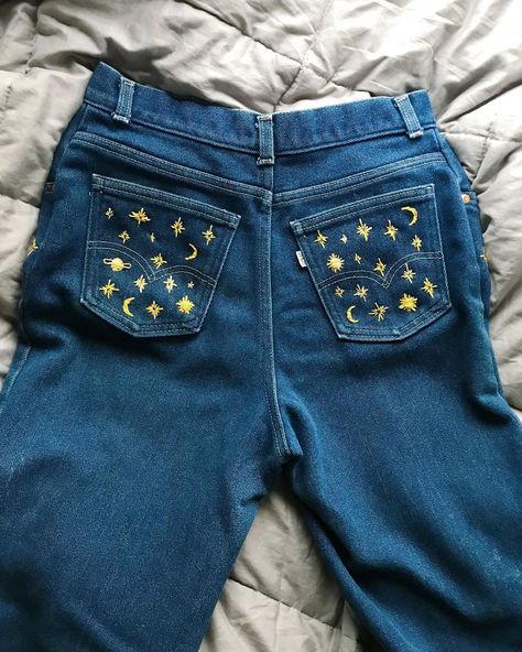 Jean Embroidery, Embroidery Jeans Diy, Unique Jeans, Clothes Embroidery Diy, Star Vintage, Astrological Symbols, Fabric Embellishment, Diy Upcycle, Vintage Levis Jeans