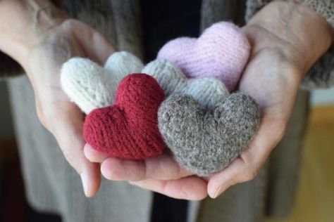 Knit Videos, Knitted Heart Pattern, Diy Handbags, Felt Yarn, Knitting For Charity, Bags Diy, Knitted Heart, Yarn Projects, Beautiful Knitting