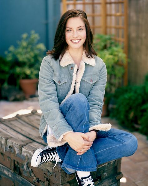 Old photoshoot of actress Chyler Leigh known for her roles as Alex Danvers on Supergirl and Lexie Grey on Grey’s Anatomy. Chyler Leigh Supergirl, Alex Danvers, Chyler Leigh, Lexie Grey, Pretty Babe, Black Converse, Grey Outfit, Grey's Anatomy, Grey Women