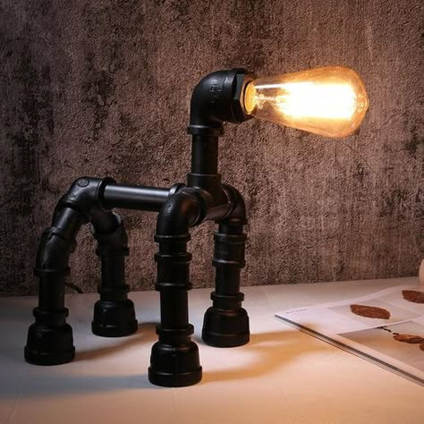 12 Ideas De Lámparas Que Puedes Hacer Tu Misma Con Poco Dinero Y Con Materiales Que Tienes En Casa | Manuaidades eli Children Desk, Pipe Lamps, Industrial Pipe Lamp, Robot Lamp, Horse Lamp, Lampe Metal, Pvc Pipe Projects, Steampunk Lighting, Man Gifts