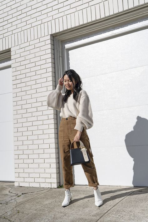 Outfit with carpenter pants Carptener Pants Outfit, Worker Pants Outfit, Carpenter Jeans Women Outfit, Carpenter Pants Outfit Women, Carpenter Pants Outfit Aesthetic, White Carpenter Pants Outfit, Brown Carpenter Pants Outfit, Photographer Aesthetic Outfit, Artist Look Outfit