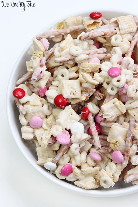 Valentine's Day snack mix recipe with cereals, chocolate, and pretzels. Plus a free snack bag topper printable! Cupid Crunch, Chocolate And Pretzels, Snack Mix Recipe, Valentines Party Food, Chow Puppy, Valentines Treats, Valentines Snacks, Valentines Baking, Chex Mix Recipes