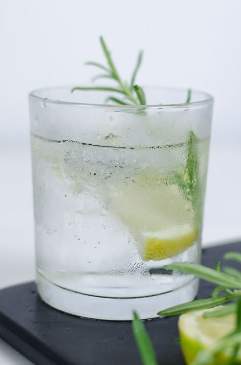 Drink Gin, Tanqueray Gin, Refreshing Summer Cocktails, Refreshing Summer Drinks, Tonic Water, Summer Drink, Gin Cocktails, Gin Tonic, Gin And Tonic