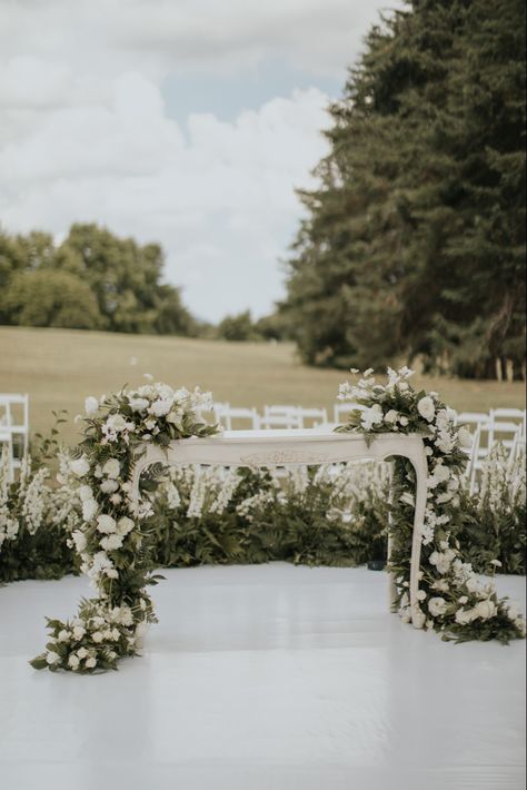 Wedding Ceremony Table Altar, Wedding Altar Table, Outdoor Wedding Altar, Outdoor Wedding Altars, Classic White Wedding, Wedding Altar, Dream Wedding Decorations, Wedding Altars, Wedding Set Up