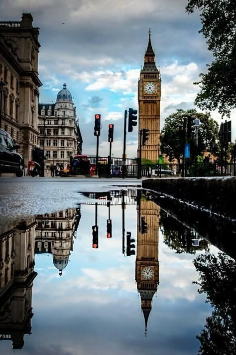 London Big Ben - London even looks great in the rain! See the houses of parliament and Big Ben, travel to Oxford Street for shopping and Covent Garden for the entertainers, then go for dinner before heading to the theatre. mymzone.com/blog Big Ben Clock, I Love London, London Baby, Love London, City Of London, London Town, London Calling, London Love, Travel Bug