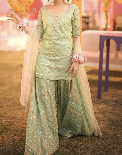 Wedding Simple Dress Pakistani, Barat Party Wear Dresses, Mehndi Dress Simple, Pakistani Dholki Outfit, Wedding Dresses Simple Pakistani, Engagement Dress Pakistani, Simple Wedding Dress Pakistani, Pakistani Formal Dresses Party Wear, Pakistani Dress Design For Wedding