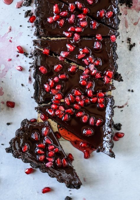 dark chocolate fudge pomegranate tart I howsweeteats.com #chocolate #pomegranate #dessert Pomegranate Tart, Recipes For Halloween, Chocolate Pomegranate, Pomegranate Syrup, Dark Chocolate Fudge, Desserts Vegan, Rich Desserts, Peanut Butter Desserts, Super Rich