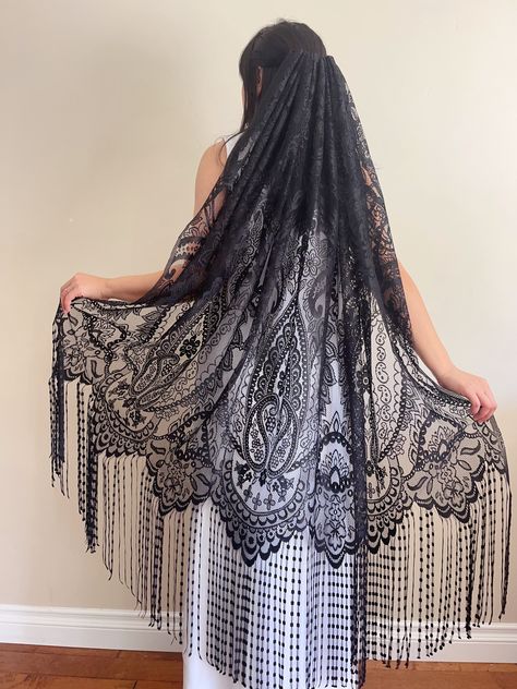 A beautifully unique, single layer, fringe edged veil gathered at the comb to create a little volume wedding veil.  The veil is glamorous vintage, boho ,gothica dramatic tassel lace veil. The veil is about 140cm length. All veil are raw cut edge. Please be notice. Gothic Veil Wedding, Witchy Wedding Veil, Alternative Wedding Veil, Whimsy Goth Wedding, Pagan Veiling, Black Halloween Wedding, Vintage Black Wedding, Wedding Veil Ideas, Gothic Bridesmaids