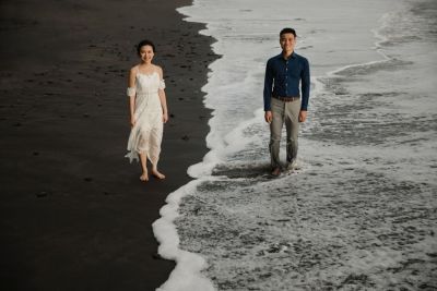 Pre Wedding Photoshoot Beach Photo Ideas, Prewedding Beach Photography, Beach Prewedding Photography, Prewedding Photography Beach, Beach Pre Wedding, Beach Prewedding, Pre Wedding Photoshoot Theme, Pre Wedding Photoshoot Beach, Engagement Pictures Beach