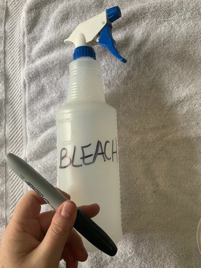 Bleach Cleaning Solution Spray Bottle, Bleach Cleaning, Huge Wine Glass, Diy Dishwasher Tablets, Homemade Bleach, Diy Bleach, Bleach Bottle, Homemade Fabric Softener, Natural Stone Counter