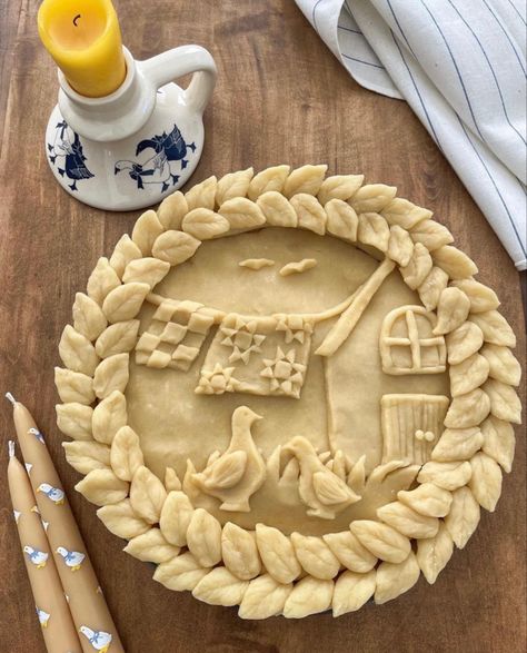 Pie Decoration Crust, Cute Pie Crust, Homemaker Aesthetic, Cottagecore Baking, Fancy Pie Crust, Pie Crust Art, Pie Crust Designs, Pie Decoration, Pies Art