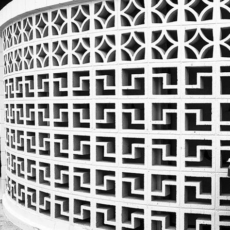 Sam Marshall on Instagram: “Curved blocks from @fomentable . #concreteblocks #breezeblocklove #breezeblock #breezebrick  #screenblock #breezeblockhead #screenblocks…” Palm Springs Garden, Ventilation Block, Outdoor Shower Enclosure, Breeze Block Wall, Screen Block, Walled Courtyard, Breeze Blocks, 1950s House, Palm Springs Style