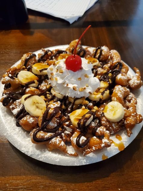 Funnel Cakes With Toppings, Chocolate Funnel Cake, Funnel Cake Food Truck, Funnel Cake Toppings Ideas, Funnel Cake Ideas, Fried Deserts, Funnel Cake Toppings, Carnival Funnel Cake, Funnel Fries