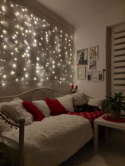 Christmas room, lights, bed Bedroom Wall Decor Simple, Xmas Room Decor Aesthetic, Xmas Room Ideas, Bedroom Christmas Aesthetic, Christmas Dorm Decorations Room Ideas, Christmas Decor Ideas Dorm Room, New Year Room Decor, Christmas Teen Bedroom, Christmas Decor Ideas Bedroom Aesthetic