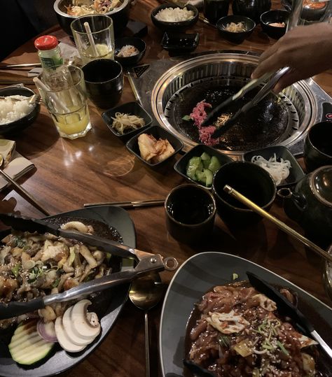 Korean Nightlife Aesthetic, Korean Barbecue Aesthetic, Korean Barbeque Aesthetic, Kbbq Korean Aesthetic, Korea Food Photography, Korean Dinner Aesthetic, Korean Bbq Aesthetic, Eva Aesthetic, Korean Bar