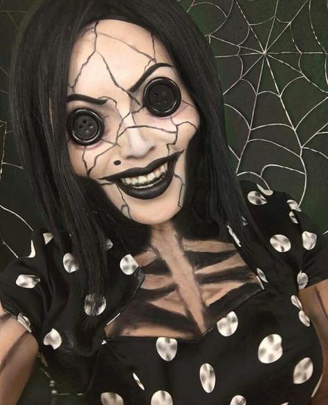 DIY Coraline's Other Mother Halloween Costume Idea 5 Mothers Makeup, Fantasy Make-up, Halloweenský Makeup, Other Mother, Halloween Makeup Scary, Halloween Tattoo, Special Effects Makeup, Halloween Costumes Makeup, Fantasias Halloween