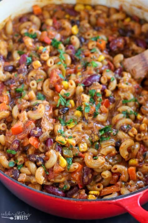 Beginner Vegetarian Meals, Vegetarian Chili Mac, Vegetarische Diners, Chili Macaroni, Meals Without Meat, Vegetable Chili, Chili Mac And Cheese, Vegetarian Chili Recipe, Chili Mac