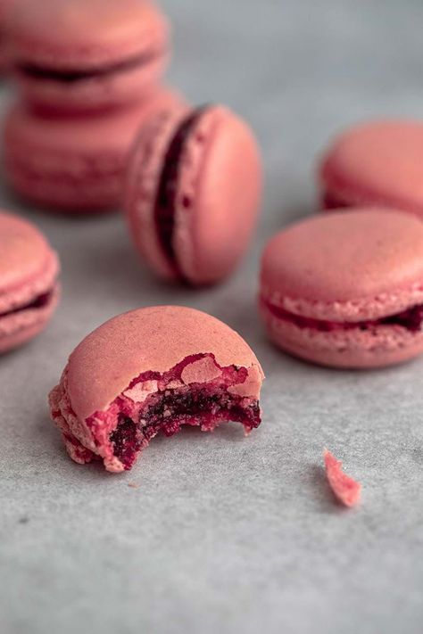 Easy and Foolproof French Raspberry Macarons Rasberry Macaroon Recipe, Raspberry Macaroons Recipe, Raspberry Macaron Filling, Raspberry Macaron Recipes, Macaron Instagram, Macaroons Raspberry, Berry Macarons, Macaron Raspberry, Raspberry Macarons Recipe