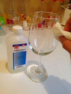 How To Paint A Wine Glass Diy, Glitter Wine Glasses Ideas, Hand Painted Wine Glasses Diy Tutorials, Paint Wine Glasses Diy, How To Paint Wine Glasses, Wine Glass Painting Ideas Easy Simple, Wine Glass Decorating Ideas, Paint Wine Glasses, Wine Glass Painting Ideas