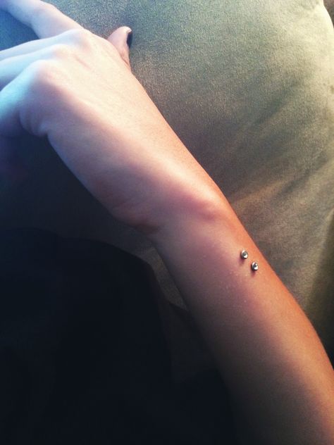 Wrist Dermals. so in love Wrist Dermal Piercing, Dermal Piercing Wrist, Wrist Piercing, Dermal Piercing, Piercings Unique, So In Love, Piercing Tattoo, Body Mods, Body Jewelry