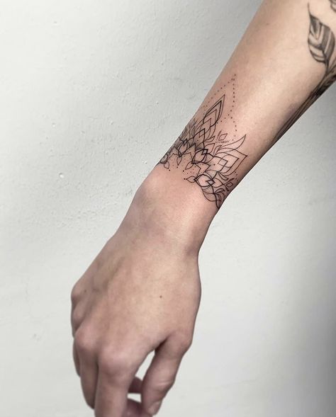 ΛDEQVΛT STUDIOS on Instagram: “mandala bracelet | by our resident artist @marenroemer  #mandalatattoo #bracelettattoo #adeqvatstudios” Mandala Bracelet Tattoo, Dotted Mandala, Charm Tattoo, Cuff Tattoo, Bracelet Tattoo, Tattoo Mandala, Beautiful Flower Tattoos, Yoga Inspo, Tattoo Bracelet